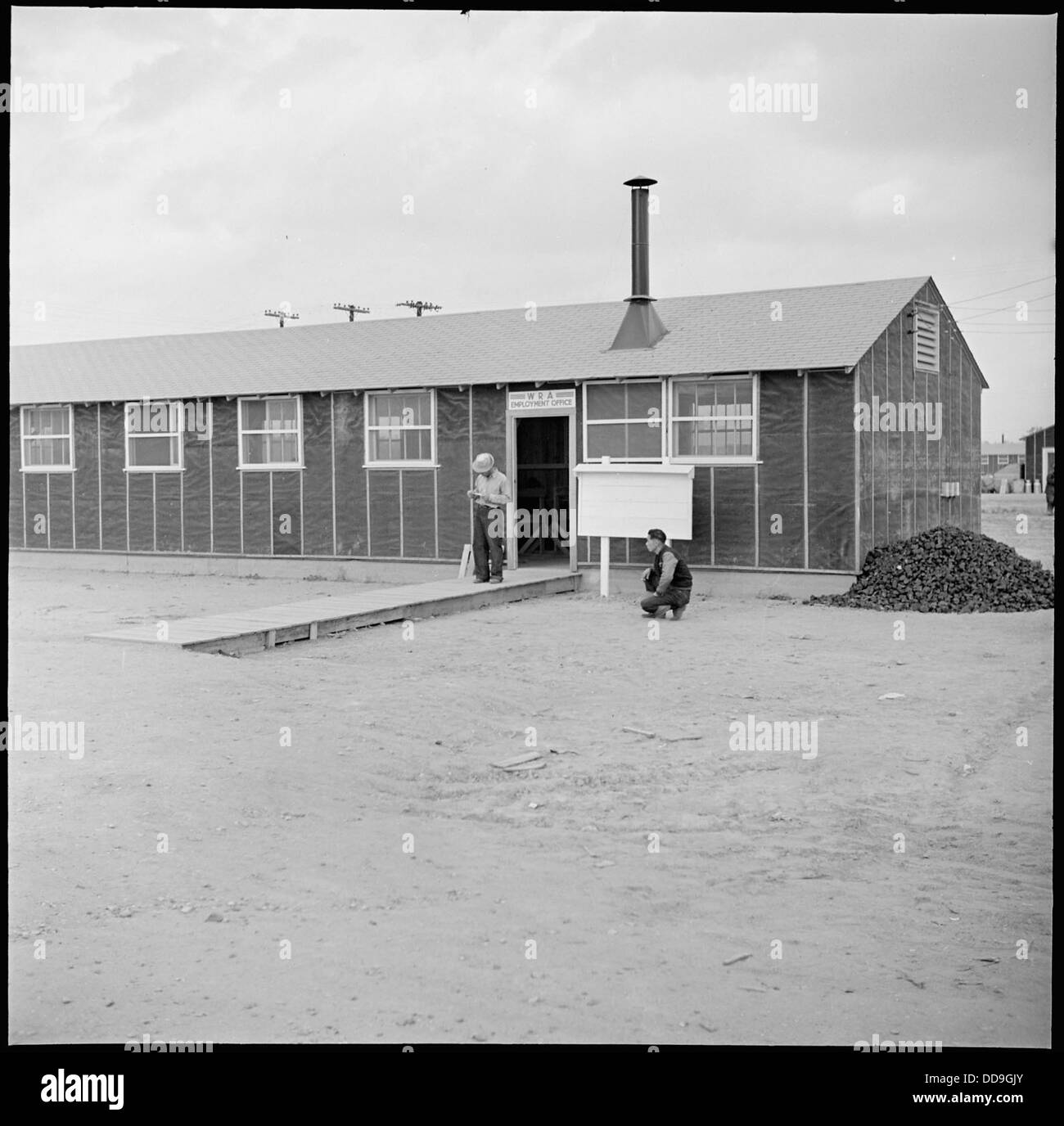 Dieses Foto zeigt das Äußere des Arbeitsamtes im Jerome Relocation Center in Denson, Arkansas, eines der US-Internierungslager für japanische Amerikaner während des Zweiten Weltkriegs Stockfoto