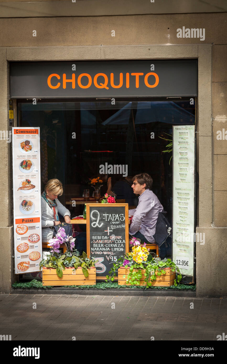 Kunden in Fensterplatz Choquito Restaurant La Rambla Barcelona Stockfoto