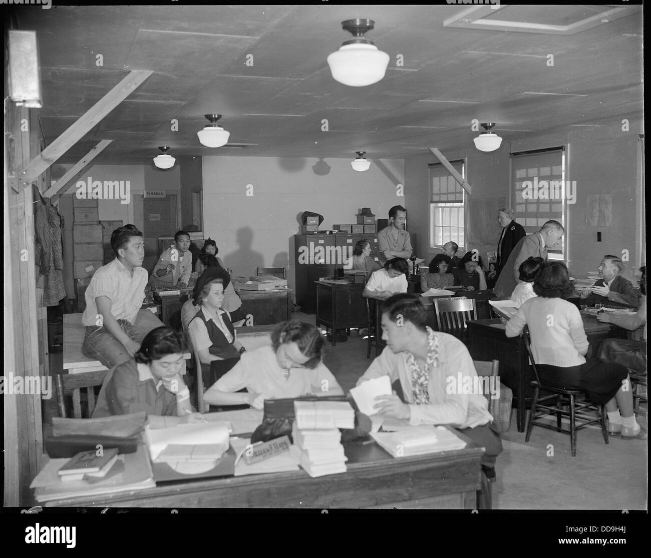 Eine Ansicht des Bürobereichs des Bildungsdirektors im Jerome Relocation Center in Denson, Arkansas, das Teil des Internierungssystems der US-Regierung während des Zweiten Weltkriegs war. Stockfoto