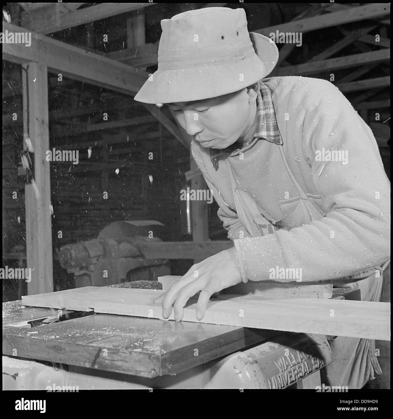 Ein junger japanisch-amerikanischer Evakuierter aus Kalifornien im Jerome Relocation Center in Denson, Arkansas, während des Zweiten Weltkriegs, der die Internierungserfahrung japanischer Amerikaner widerspiegelt. Stockfoto