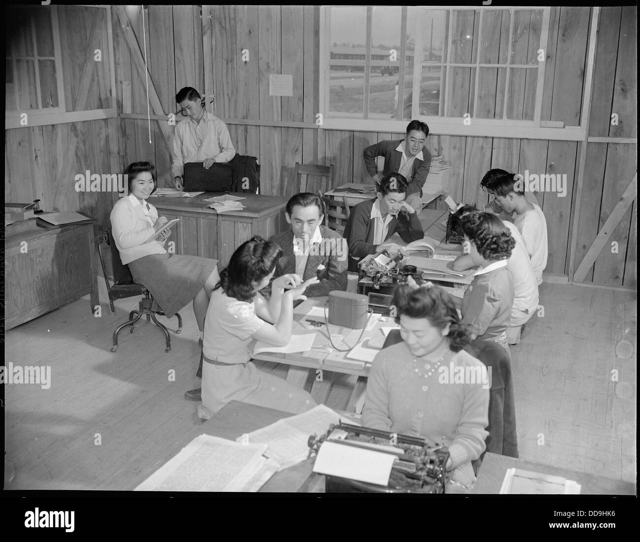 Evakuierte im Jerome Relocation Center in Denson, Arkansas, arbeiten während der Internierung im Zweiten Weltkrieg im Zeitungsbüro des Lagers. Stockfoto