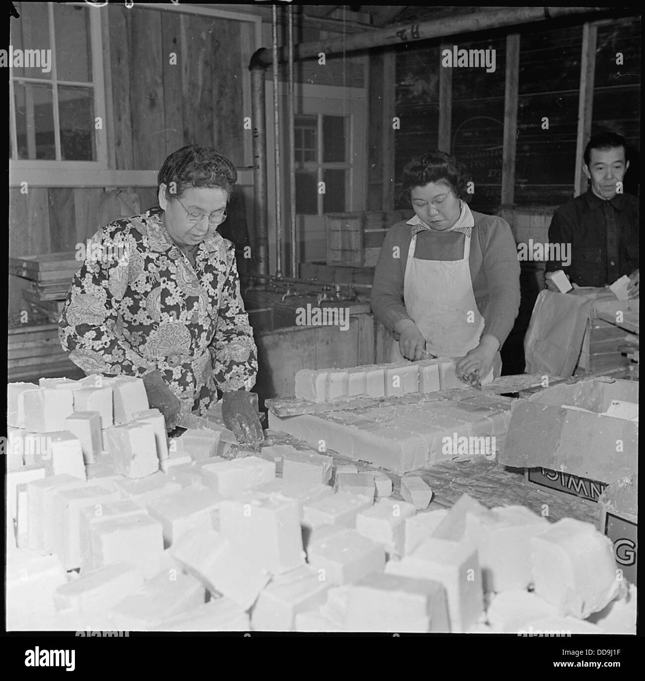 Im Jerome Relocation Center in Denson, Arkansas, wurde während des Zweiten Weltkriegs eine provisorische Seifenfabrik betrieben, die das tägliche Leben der internierten japanischen Amerikaner veranschaulicht. Stockfoto