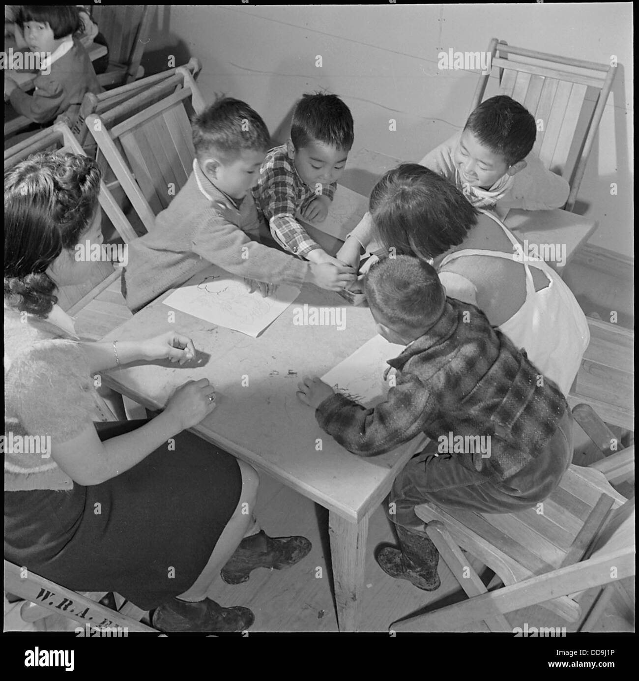 Kinder in einer Vorschulklasse im Jerome Relocation Center, Denson, Arkansas, spiegeln die pädagogische und soziale Dynamik während der japanisch-amerikanischen Internierungszeit wider. Stockfoto