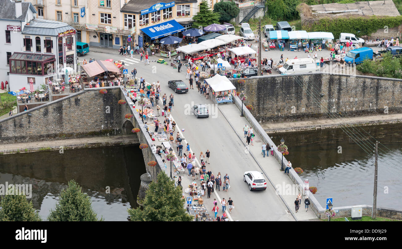 Blick auf die Belgien Stadt Bouillon mit dem Markt und Boote auf dem Fluss Stockfoto