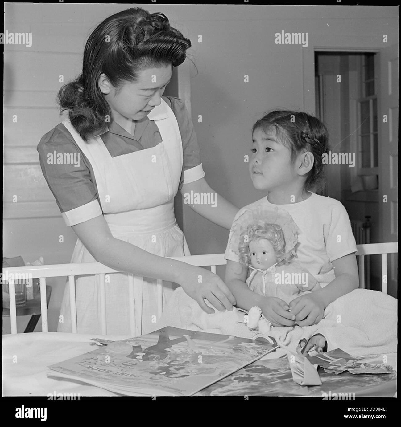 Der sechsjährige Reiko Masado erholt sich nach einer schweren Krankheit im Jerome Relocation Center in Denson, Arkansas, und spiegelt die persönlichen Geschichten von Kindern in Internierungslagern wider. Stockfoto