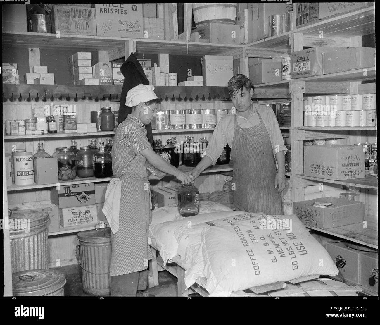 Ein Blick in den Lagerraum in der Moss Hall 7 im Jerome Relocation Center in Denson, Arkansas, zeigt das tägliche Leben der Internierten während des Zweiten Weltkriegs Stockfoto