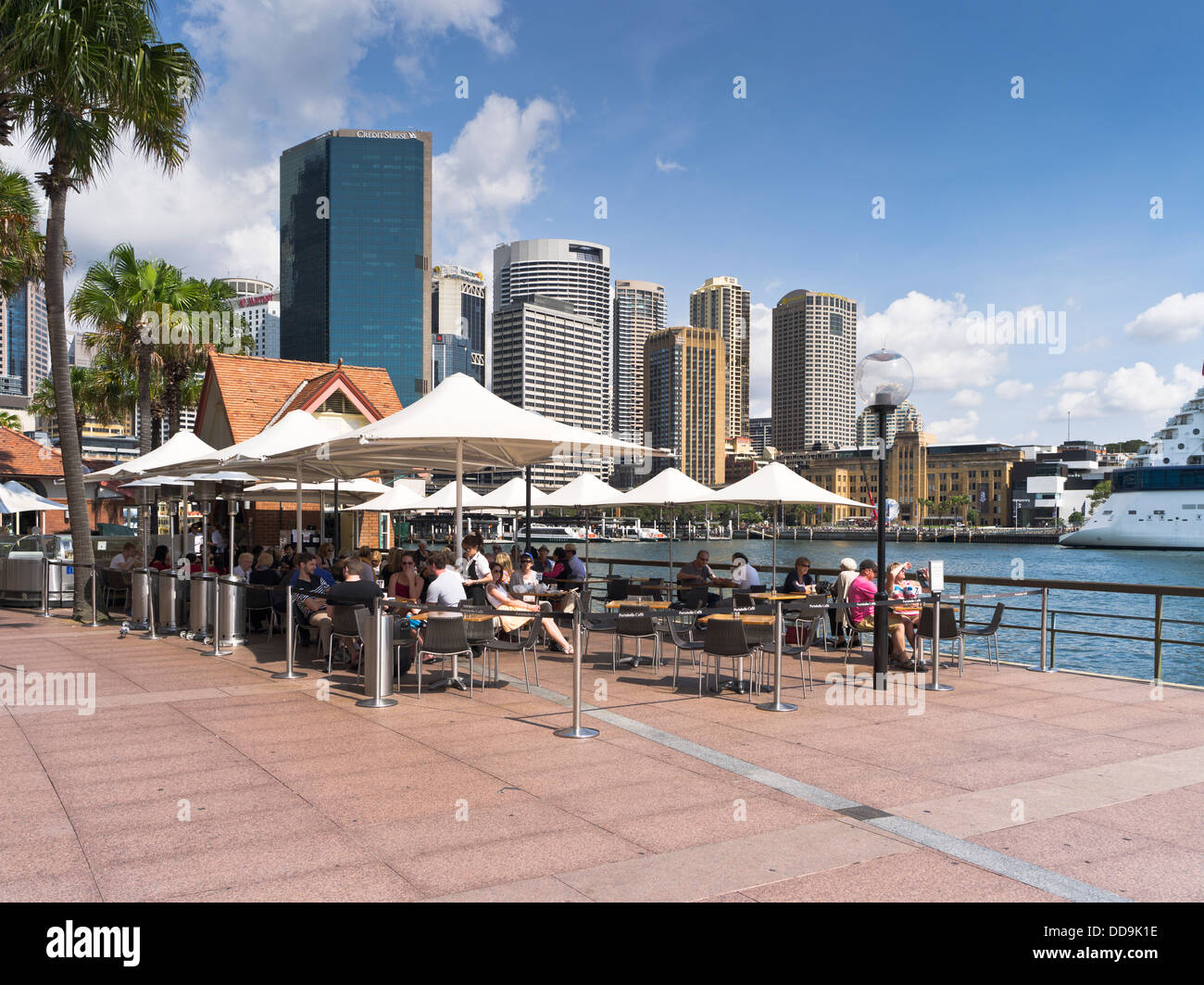 dh Sydney Harbour SYDNEY Australien Menschen entspannend alfresco Waterfront Cafés Stadt Wolkenkratzer Restaurant café Stockfoto