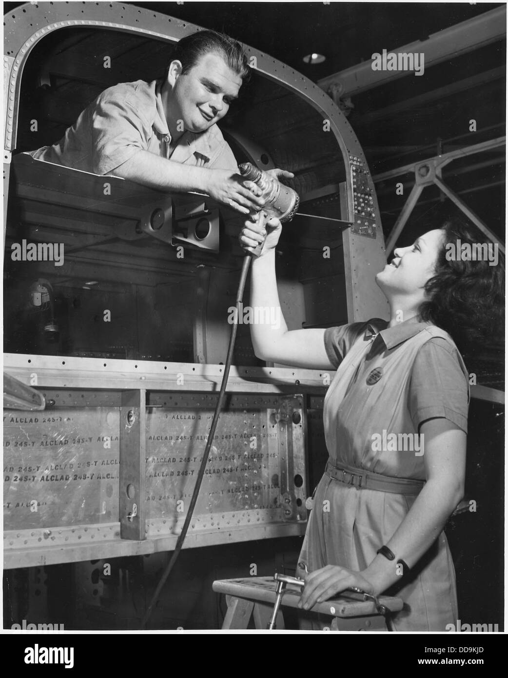 Joe Cobb, ehemaligen fat Boy in den ursprünglichen Strolche Komödien, jetzt hilft beim Aufbau b-25 Bomber in Inglewood...--195480 Stockfoto