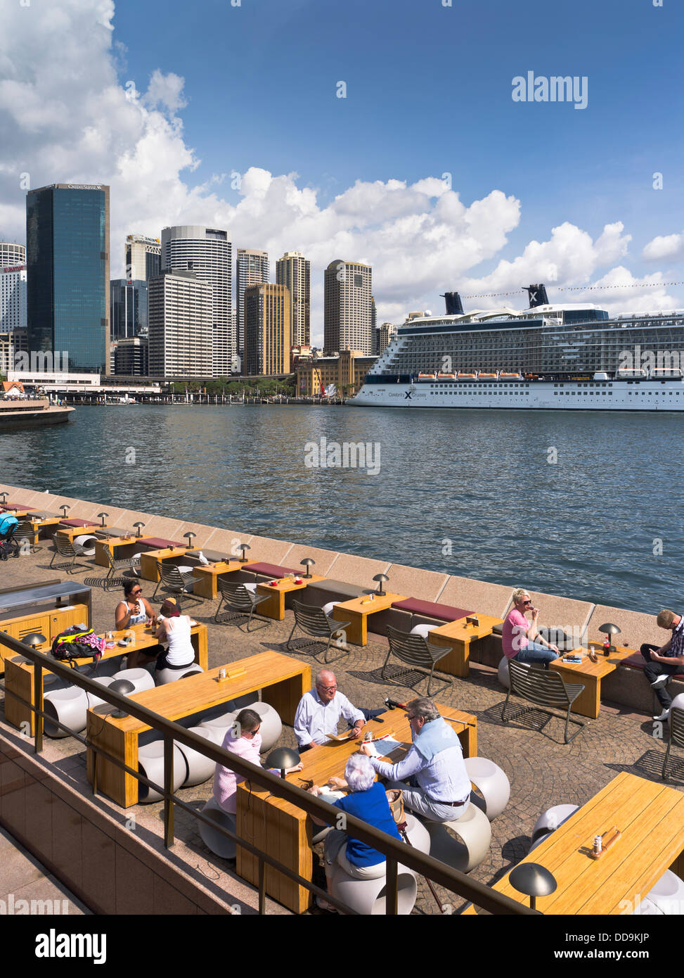 dh Harbour Waterfront City SYDNEY AUSTRALIEN Menschen entspannen Alfresco Cafe Restaurant al fresco Outdoor kreisrunde Quay Bar Stockfoto