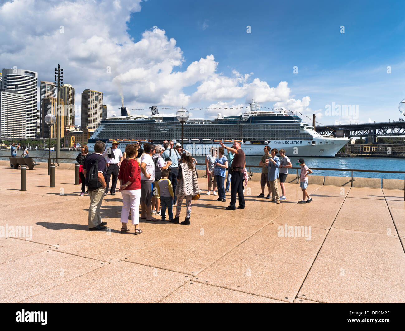 dh Sydney Harbour SYDNEY Australien Tour Guide im Gespräch mit Reisegruppe Sydney Hafen Passanten Stockfoto