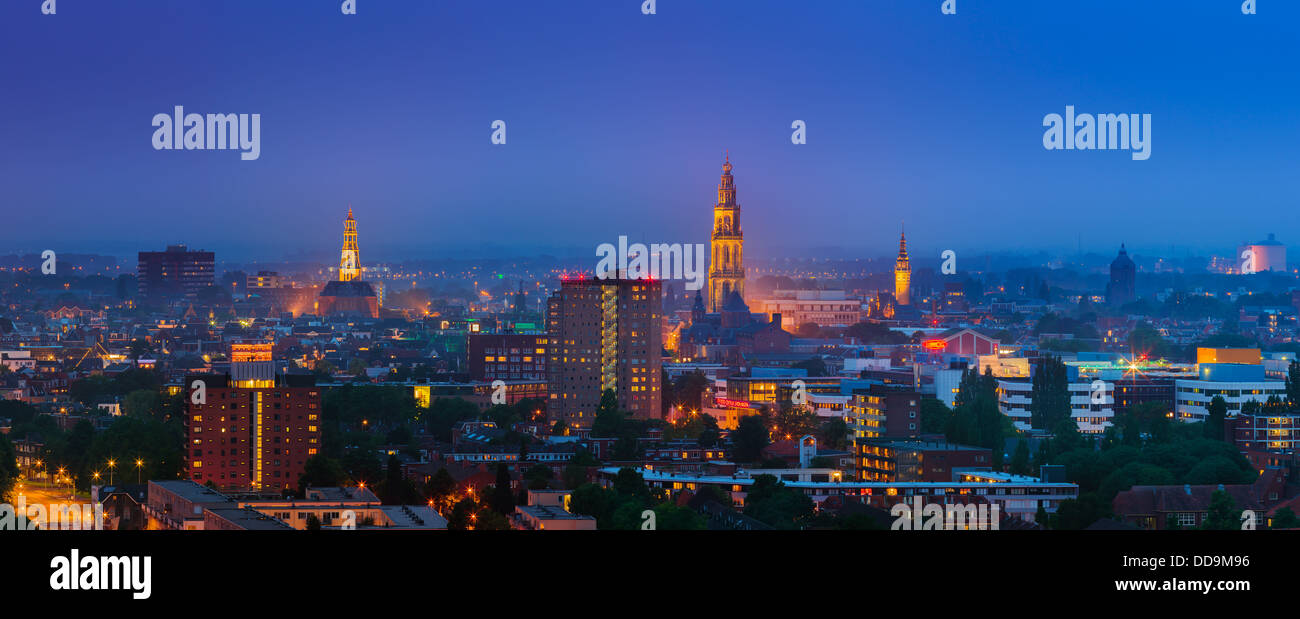 Groningen Stadt während der blauen Stunde nach Sonnenuntergang an einem Sommerabend mit dem Blick in die Innenstadt der Tasman-Turm entnommen. Stockfoto