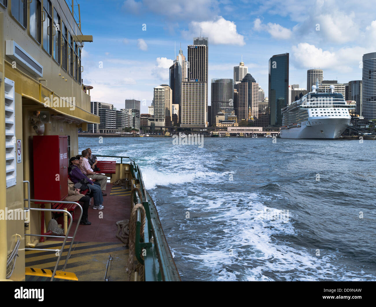 dh Sydney Harbour Skyline SYDNEY AUSTRALIEN Hafen City Fähren Passagiere Fähre Stadt Wolkenkratzer Menschen Hafen Stockfoto