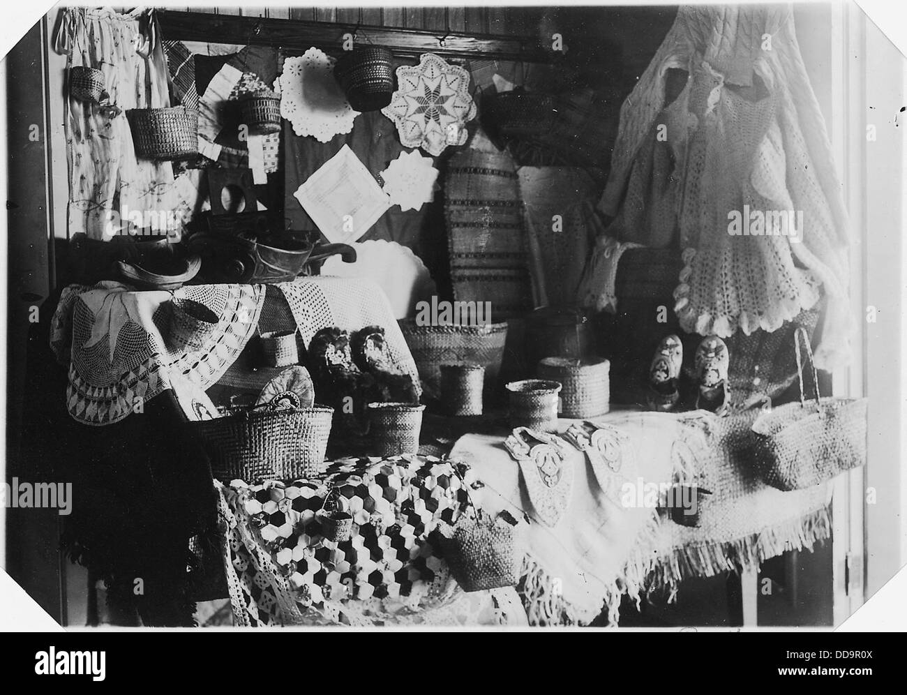 Dieses Bild zeigt die komplizierten Nadelarbeiten und Korbarbeiten, die von einheimischen Metlakahtlan-Frauen gefertigt wurden und deren traditionelles Handwerk und kulturelles Erbe hervorheben. Stockfoto