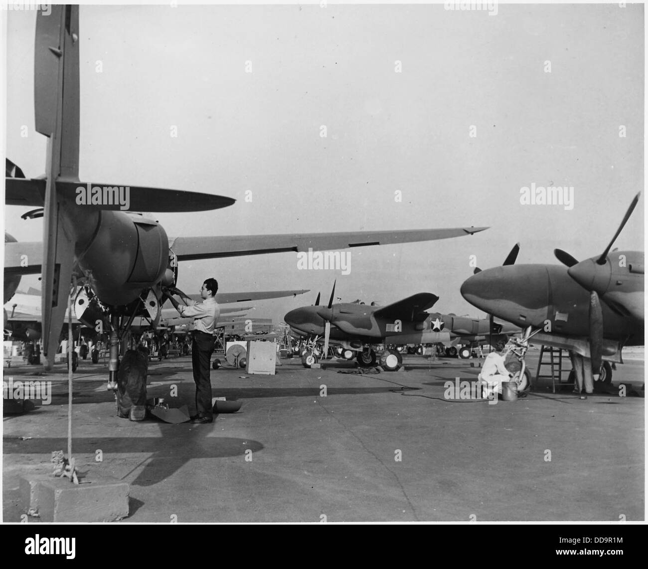 Neue Lockheed P-38 Pursuit Schiffe erhalten Endkontrollen und Anpassungen an Montagelinien außerhalb eines großen westlichen... - 196368 Stockfoto