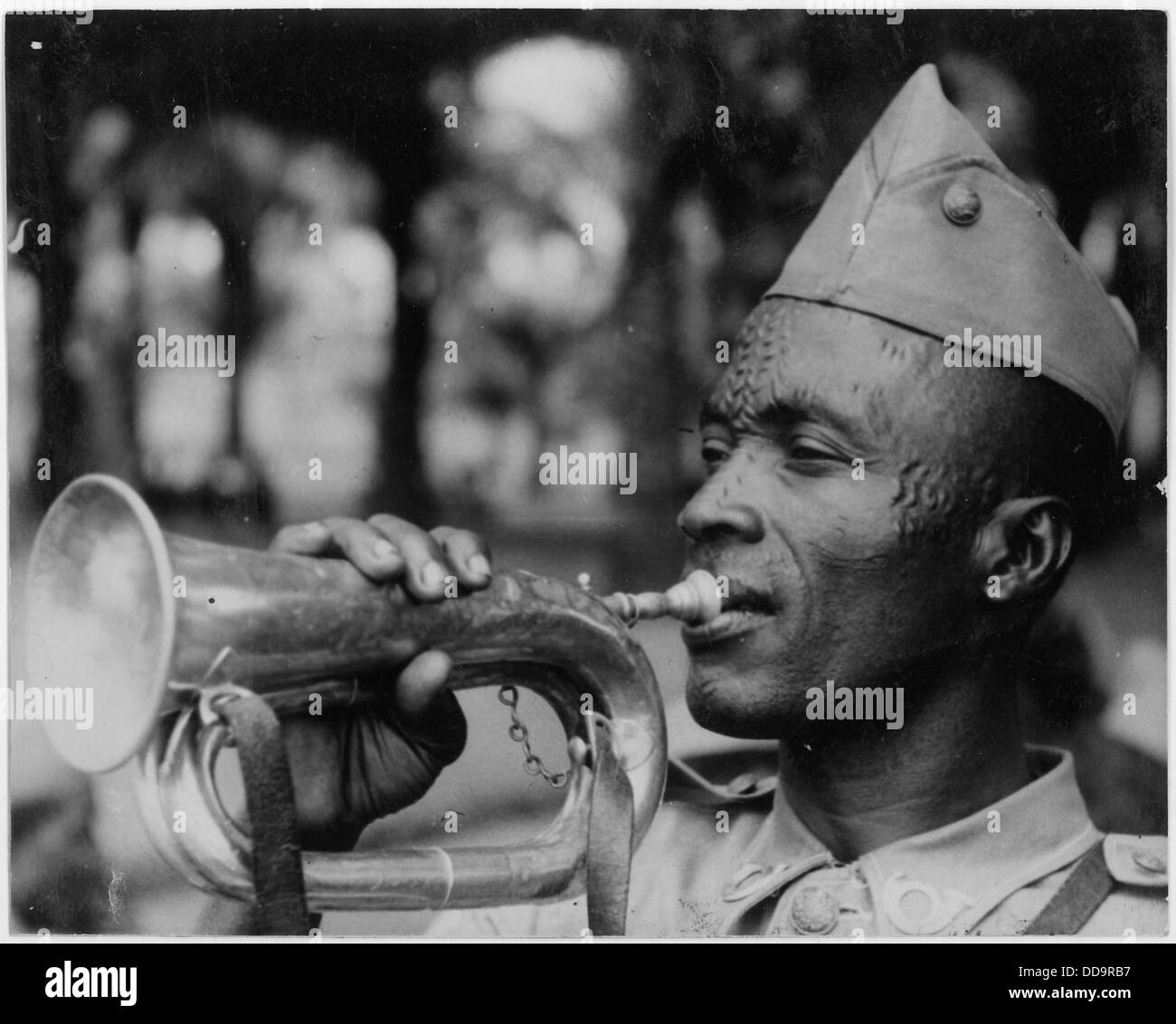 Ein Musiker, der im belgischen Kongo auftrat, einer Kolonie unter belgischer Herrschaft. Das Bild fängt das kulturelle und musikalische Leben der Region während der Kolonialzeit ein. Stockfoto