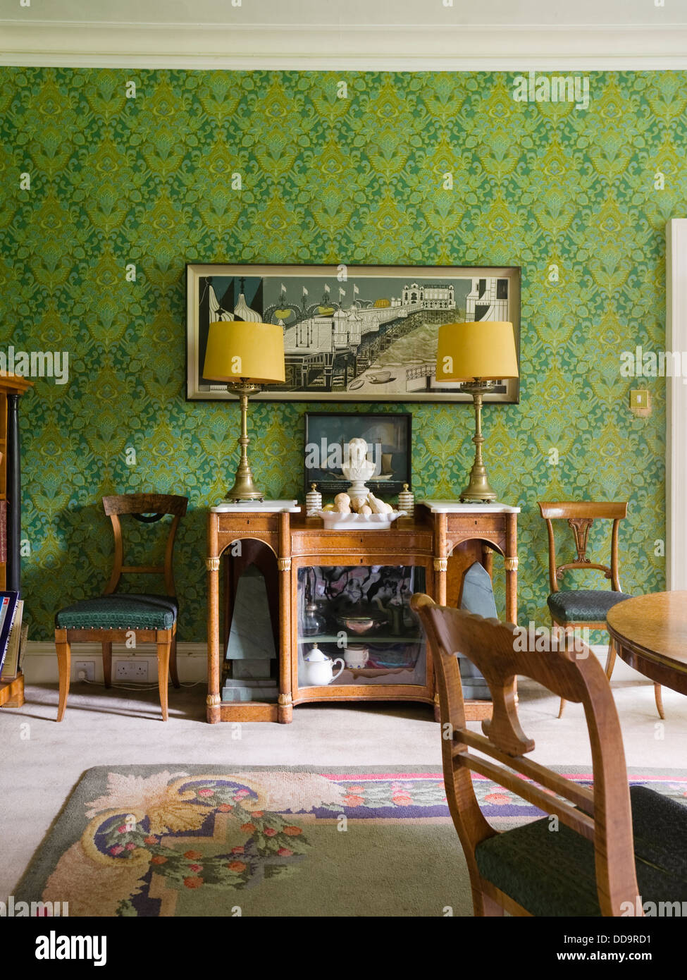 Speisesaal des 18. Jahrhunderts tapeziert Sussex nach Hause mit lebendigen Sanderson grün Stockfoto