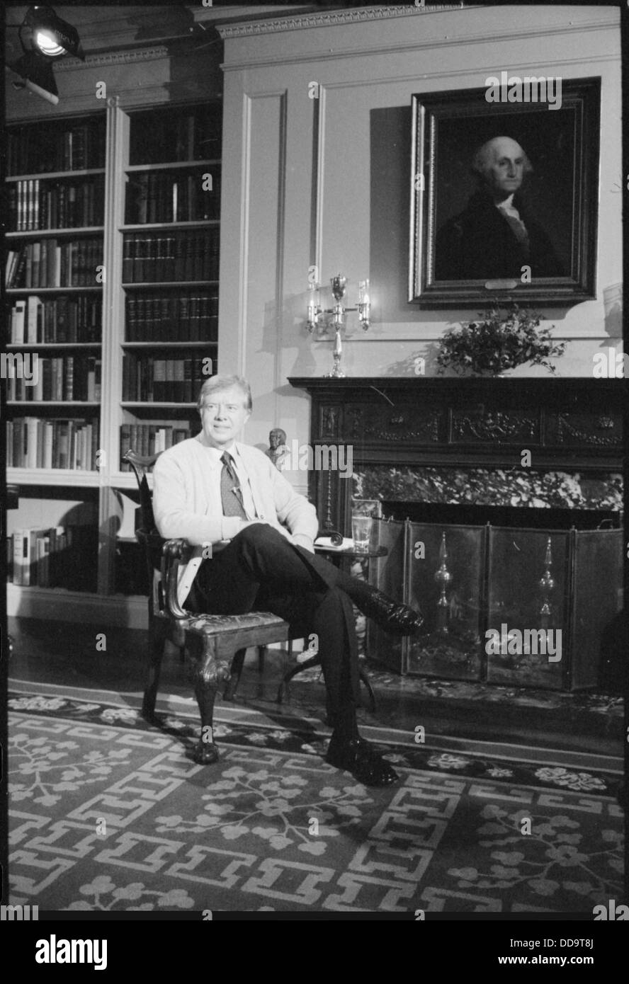 Foto von Jimmy Carter im Weißen Haus-Bibliothek während einer im Fernsehen übertragenen Kamingespräch auf Energie - 173549 Stockfoto