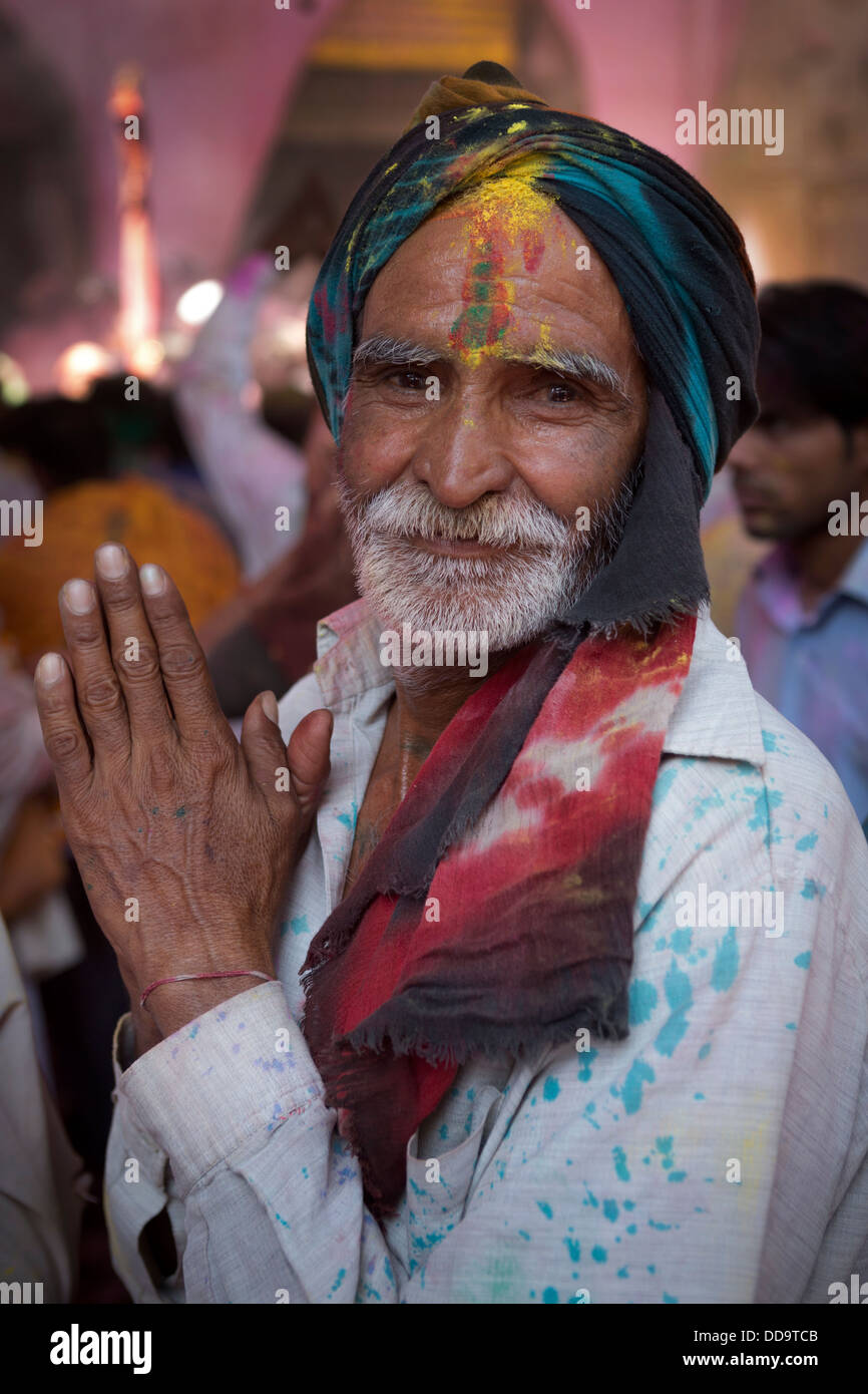 Ein Mann betet im Radha Tempel während der Feier des Holi in Barsana Stockfoto