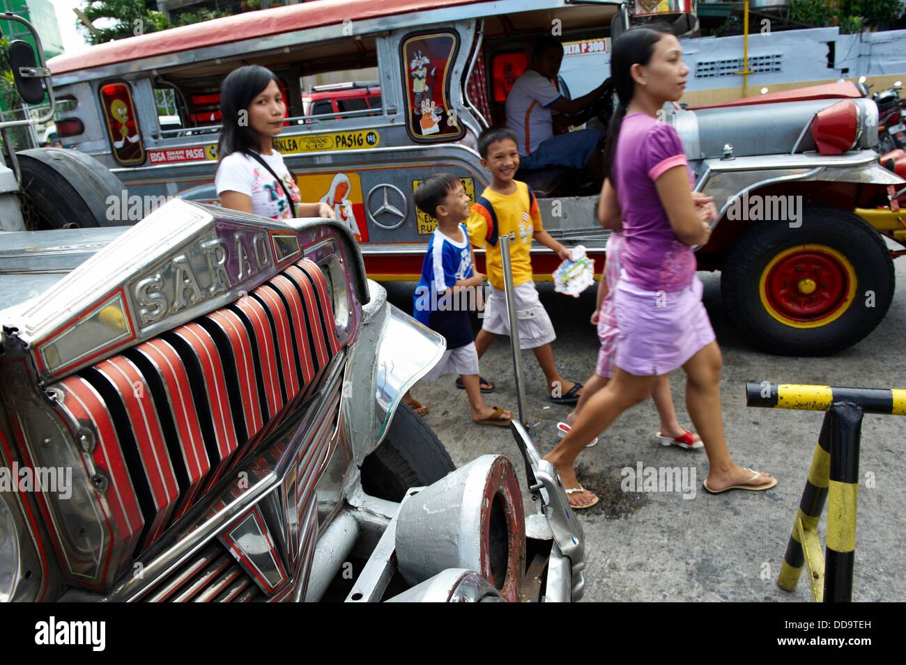 Philippinische Volk gehen Trog Jeepneys, die beliebtesten Transport-Fahrzeug in den Philippinen Mandaluyong City Metro Stockfoto