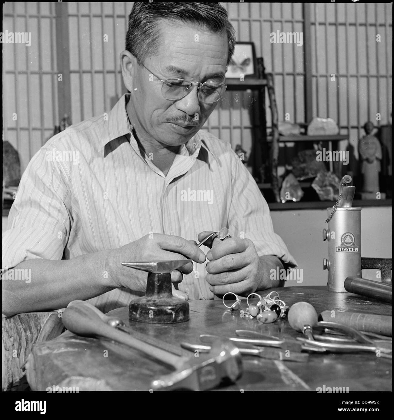 In Poston, Arizona, demonstriert Mr. Niseki, wie man Ringe aus lokalen Steinen herstellt und den Bewohnern des Internierungslagers während des Zweiten Weltkriegs eine Kunstform beibringt Stockfoto