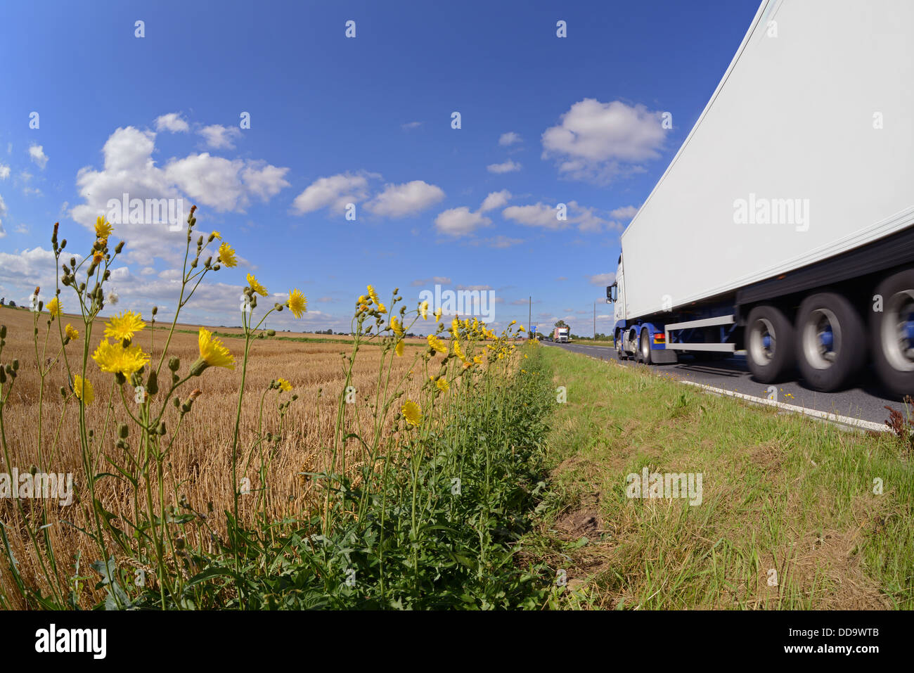 LKW Winkel Blick auf LKW Reisen entlang der Landstraße in der Nähe von Leeds, Yorkshire Vereinigtes Königreich Stockfoto