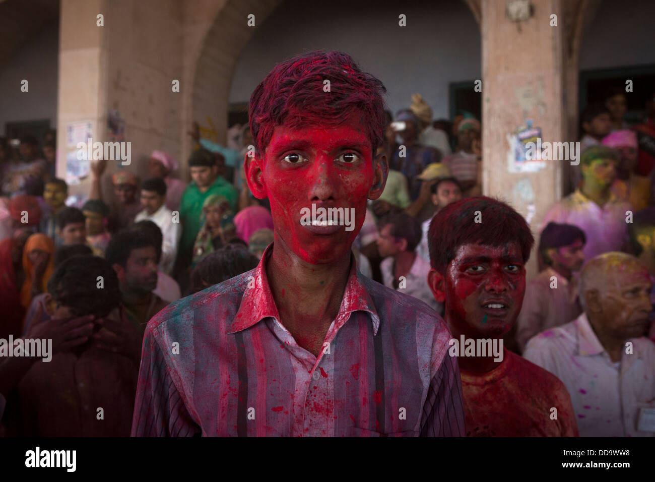 Junge Menschen mit ihren Gesichtern lackiert in der Farbe während der Feier des Holi in Barsana. Stockfoto
