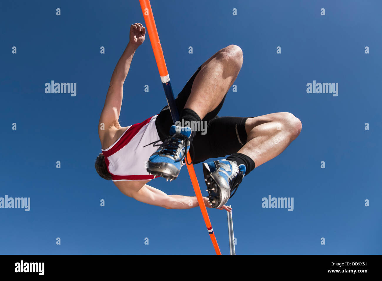 Deutschland, reifer Mann Eisstockschießen über Hochsprung Stockfoto
