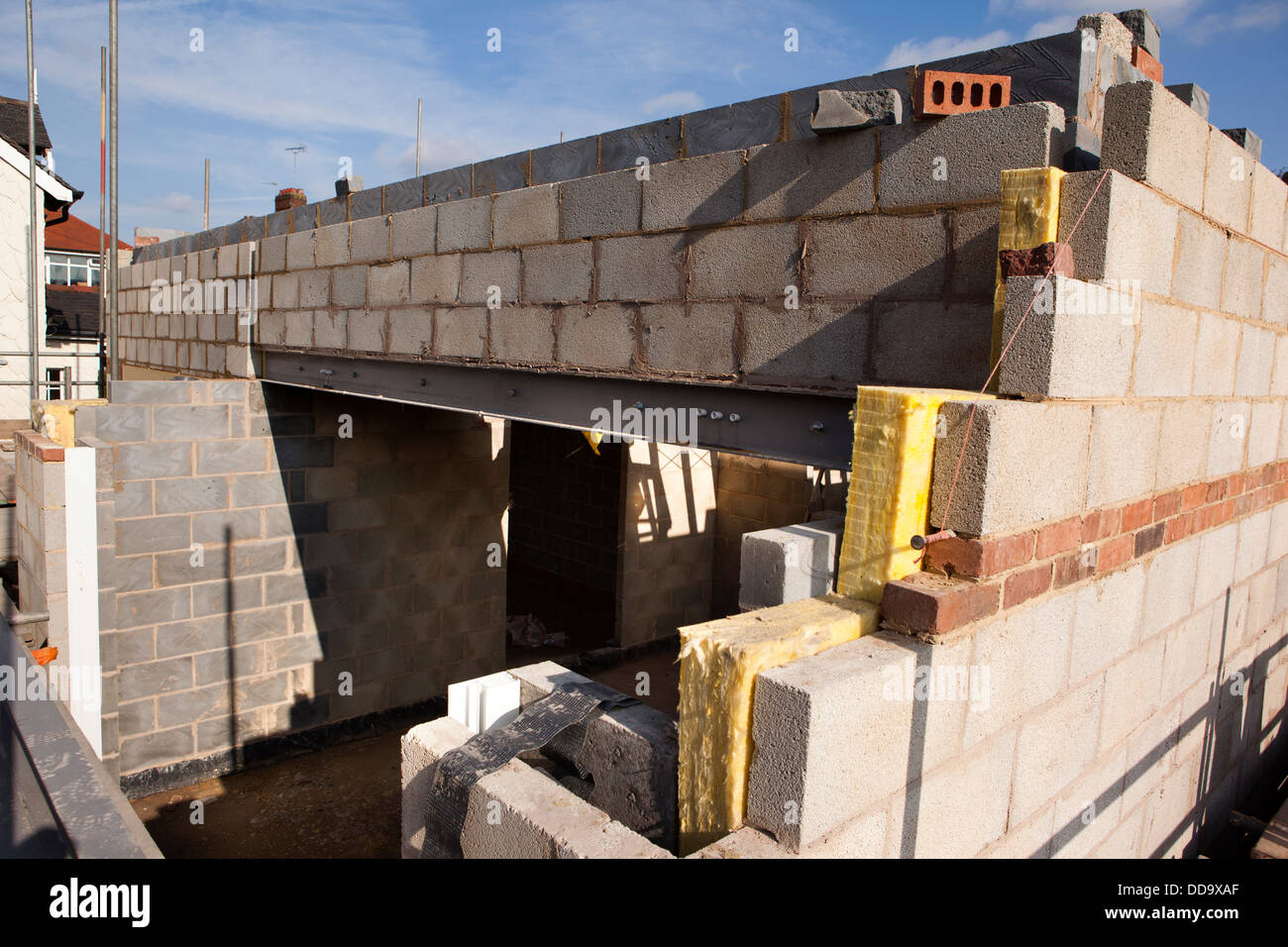 Selbstbau-Haus, Obergeschoss mit traditionellen Betonblock Bau über Stahl Türsturz Bau Stockfoto