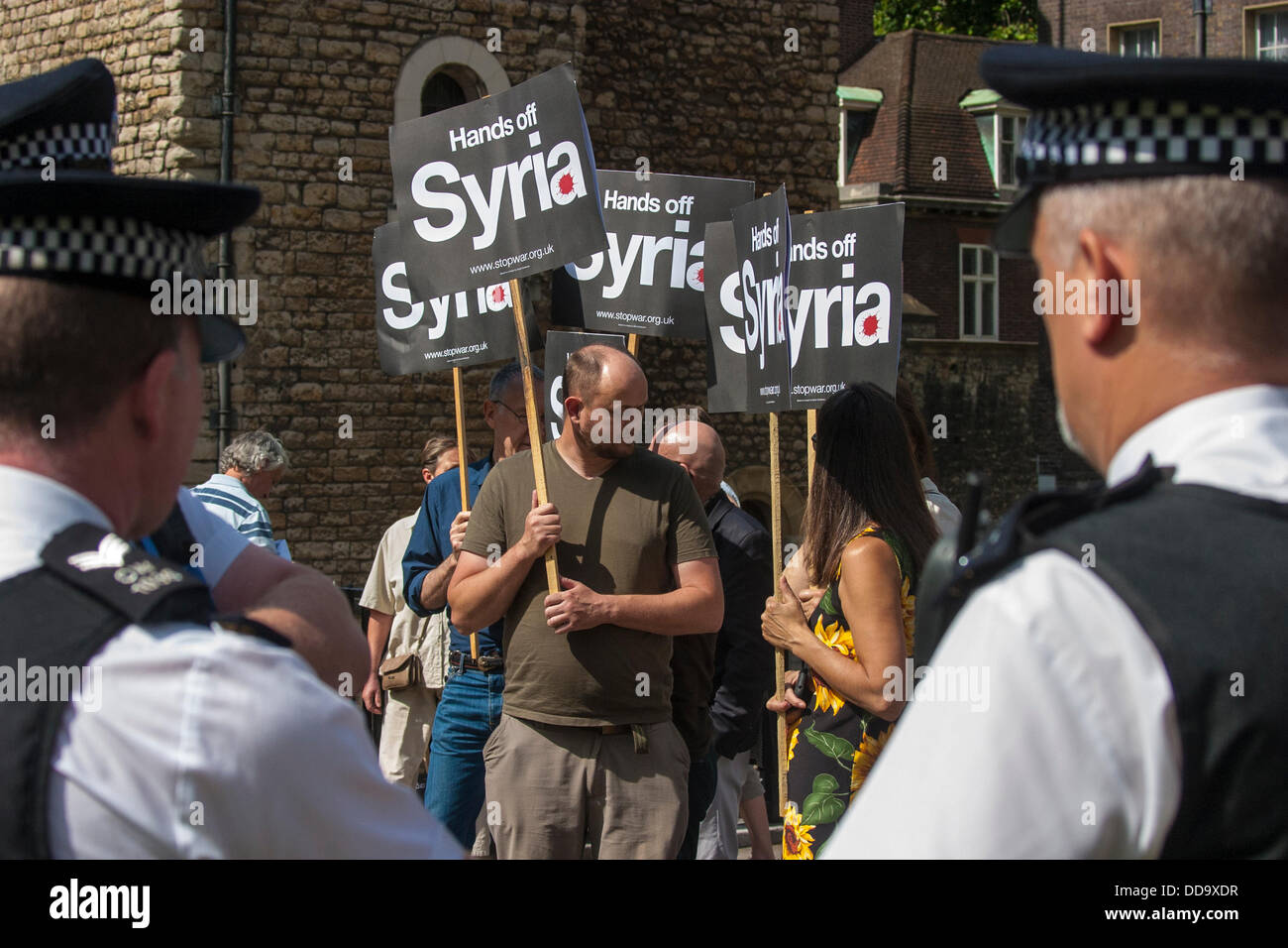 London, UK. 29. August 2013. Polizei sehen Sie eine kleine Gruppe von Stop The War-Aktivisten demonstrieren gegen die militärische Intervention in Syrien als MPs-Debatte-Optionen im Parlament. Bildnachweis: Paul Davey/Alamy Live-Nachrichten Stockfoto