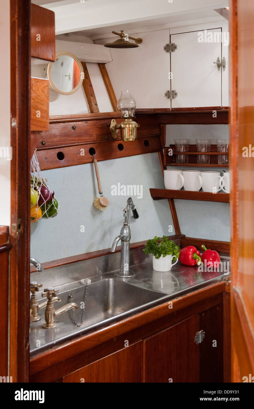 Küche Kabine Abtropffläche und Regale Stockfoto