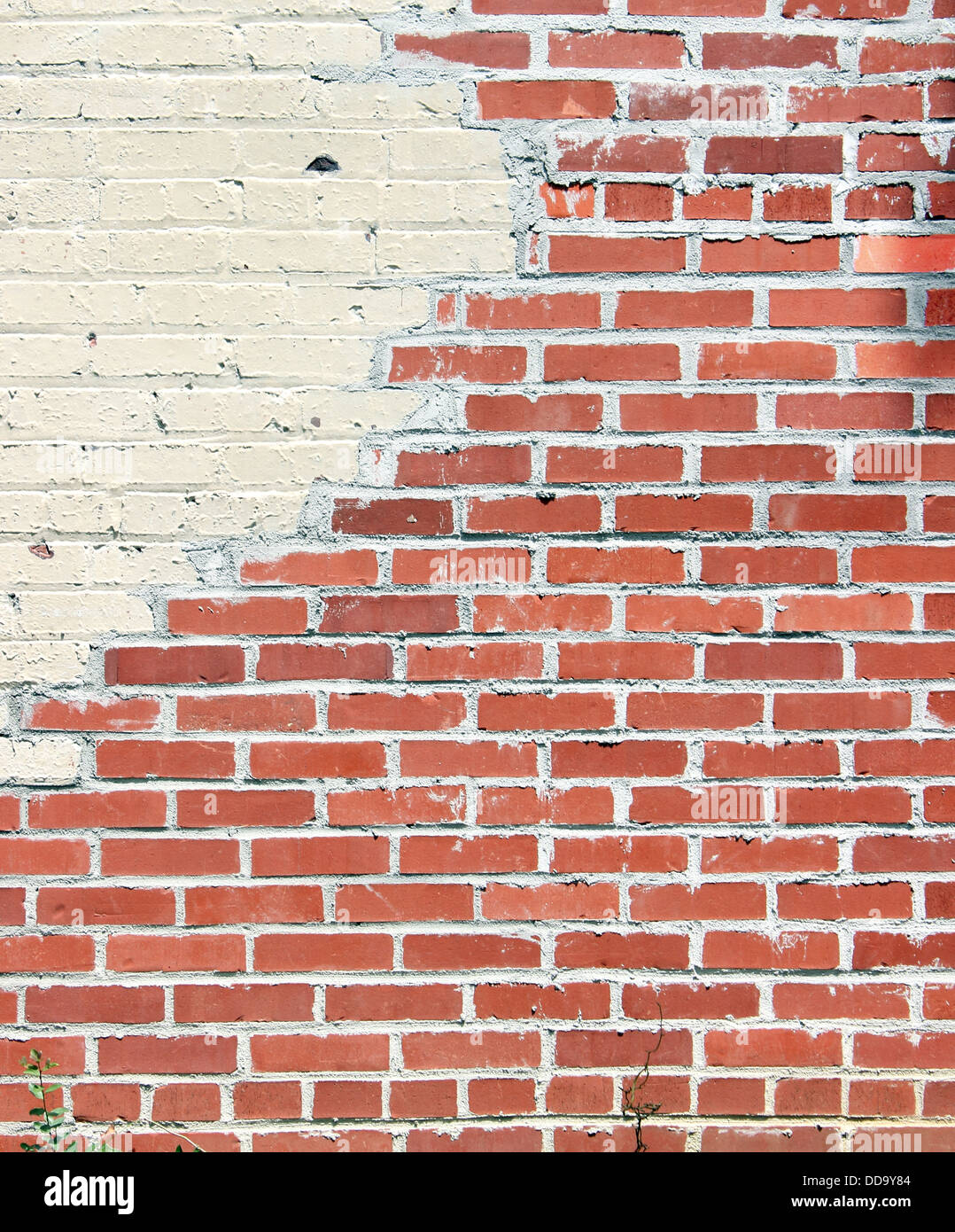 Einem alten roten Backsteinmauer. Kann als Hintergrund verwendet werden. Stockfoto