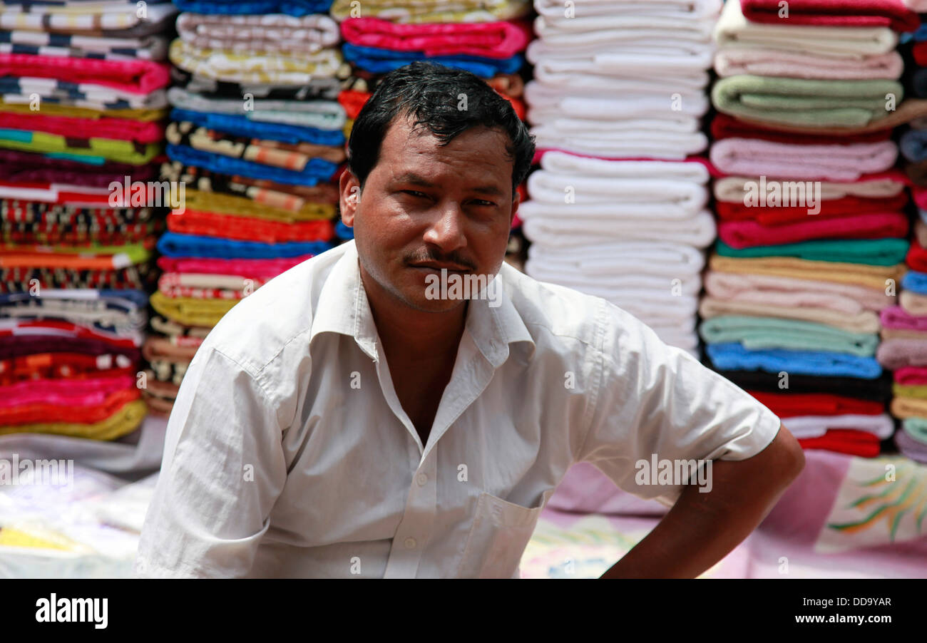 Verkauf Mann in ein Stoffgeschäft im indischen Basar Stockfoto