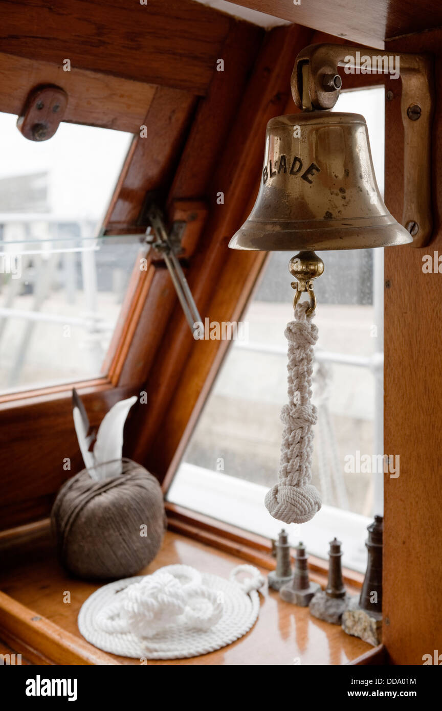 Kabine innen mit Kupfer Bell und Leuchtturm Ornamente Stockfoto