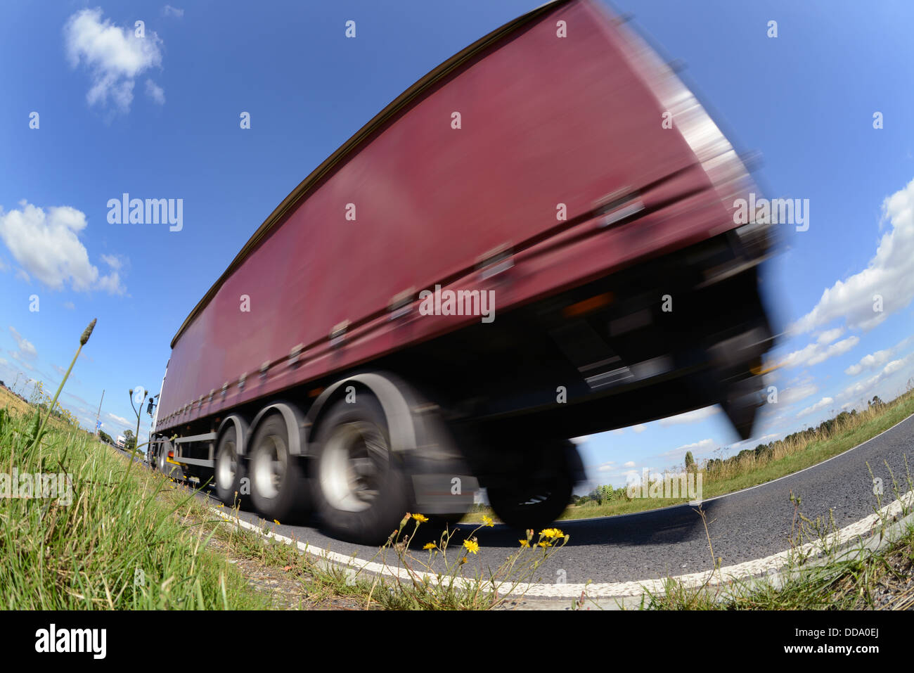 LKW Winkel Blick auf LKW Reisen entlang der Landstraße in der Nähe von Leeds, Yorkshire Vereinigtes Königreich Stockfoto