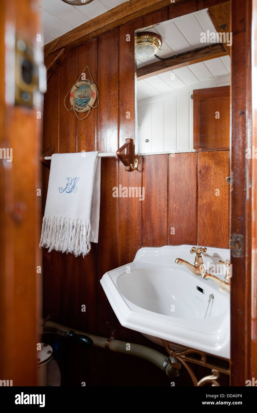Cabin interior - Bad mit Spiegel und Handtuch Schiene Stockfoto