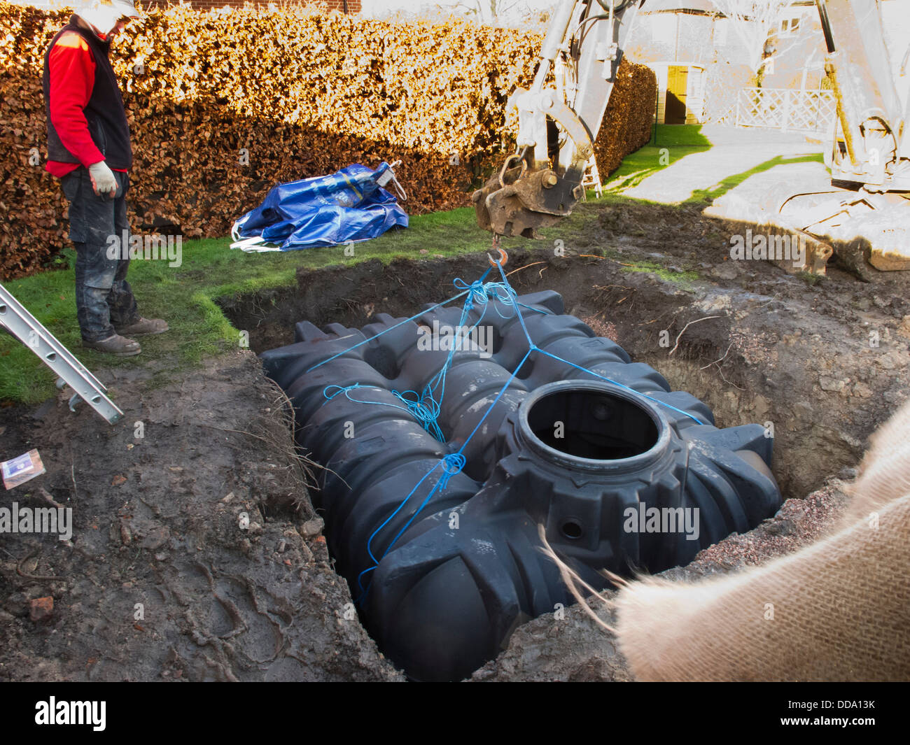 Haus, umweltfreundliche Hochbau, 5.000 Liter Regenwasser Tank in Position heben Stockfoto