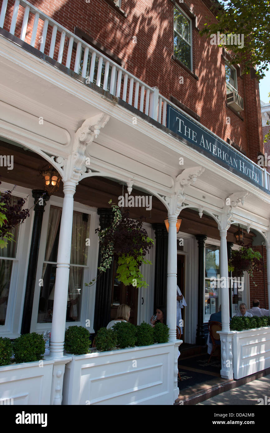 FRONT PORCH AMERICAN HOTEL SAG HARBOR LONG ISLAND NEW YORK USA Stockfoto