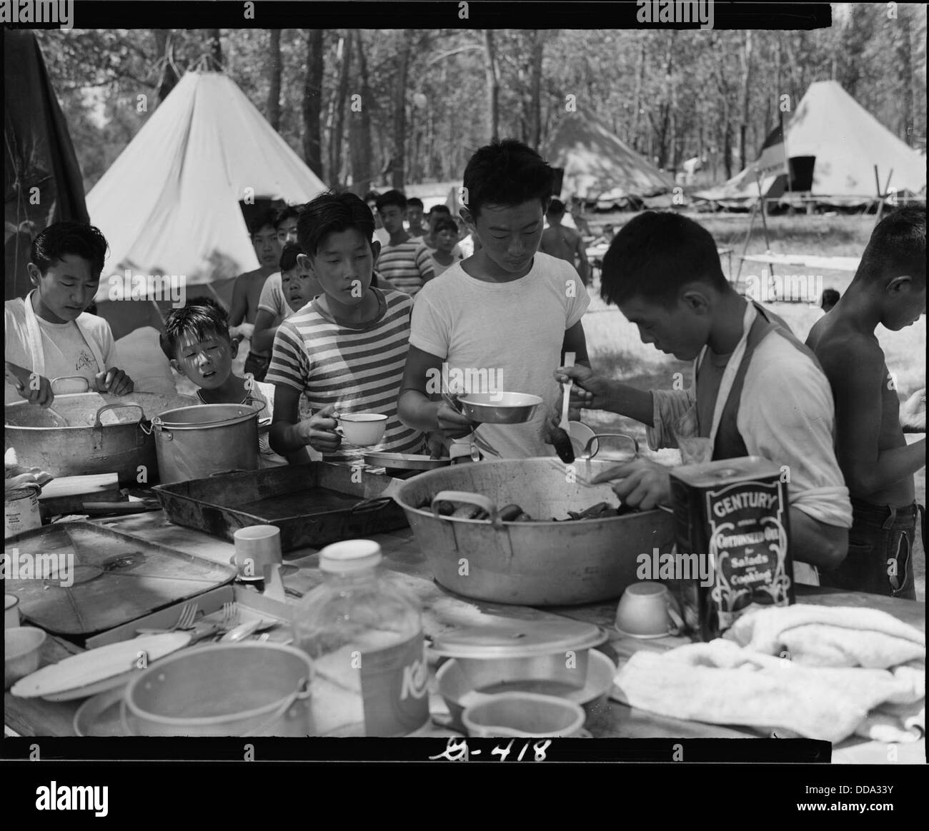 Ein fünftägiges Pfadfindercamp fand im Rohwer Relocation Center in McGehee, Arkansas, am Mississippi River während des Zweiten Weltkriegs statt Stockfoto