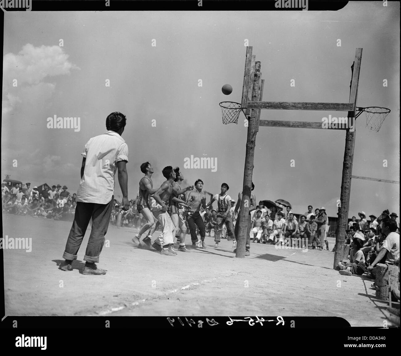 Ein Basketballspiel im Rohwer Relocation Center in McGehee, Arkansas, wo das Royal Dukes Team während der Internierungszeit an Freizeitaktivitäten teilnahm. Stockfoto