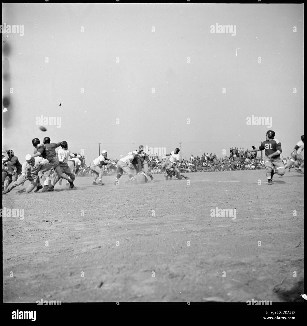 Im Rohwer Relocation Center in McGehee, Arkansas, findet ein Fußballspiel zwischen Mannschaften statt, die Stockton und anderen Evakuierten japanischer Abstammung repräsentieren. Stockfoto