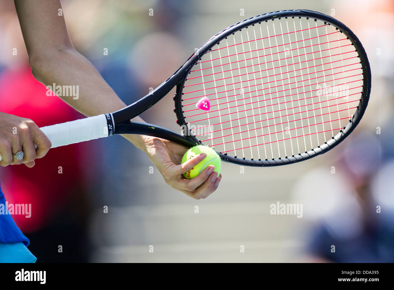 Detail der Tennisspieler mit Schläger und Ball zu dienen. Stockfoto