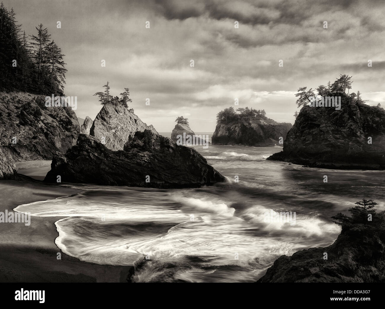 Sonnenuntergang am Strand mit Meer-Stacks in Samuel H. Boardman State Scenic Korridor. Stockfoto