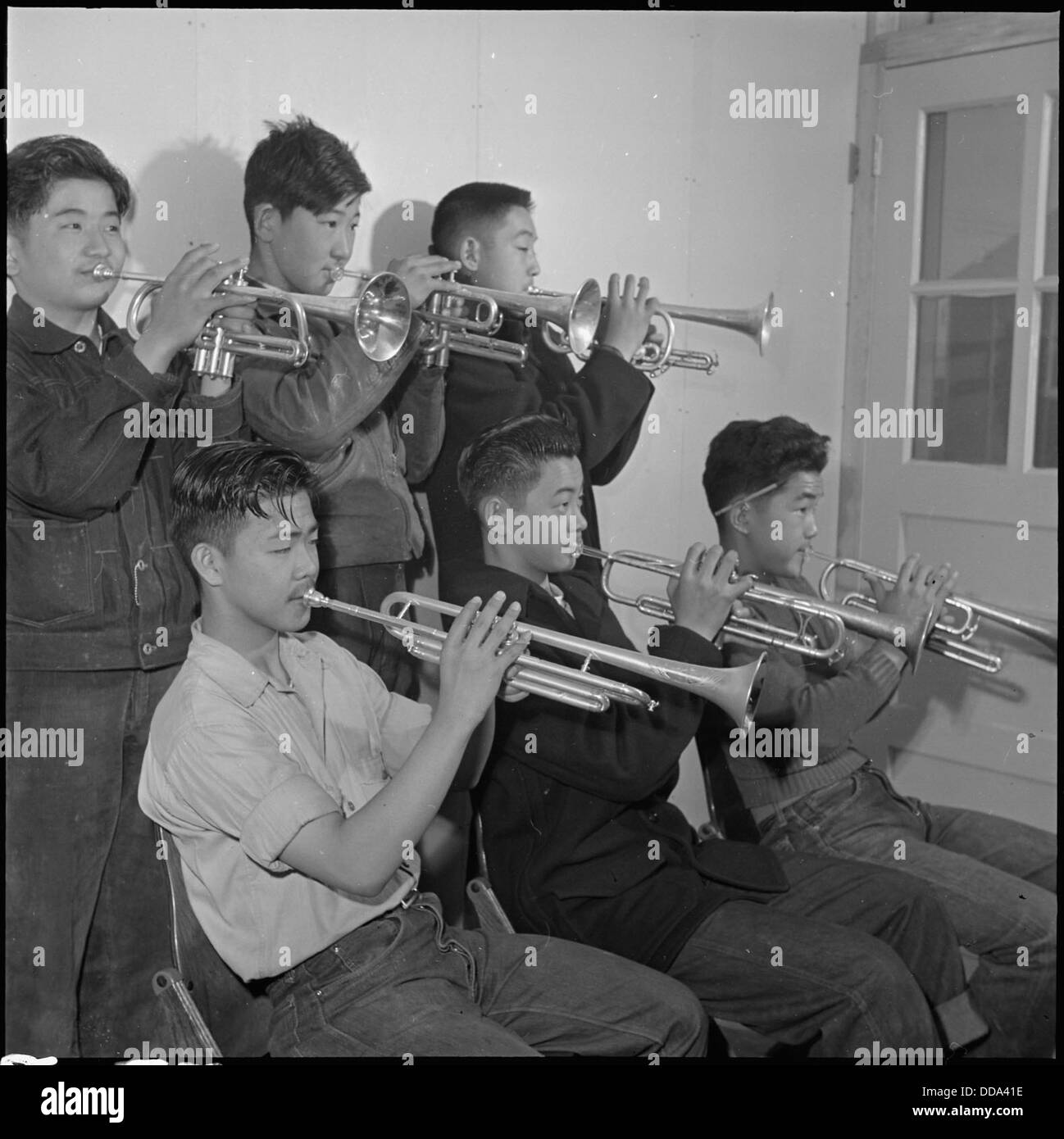 Rohwer Relocation Center, McGehee, Arkansas. Ein Teil der Bläser-Sektion von der High School Band...--539378 Stockfoto