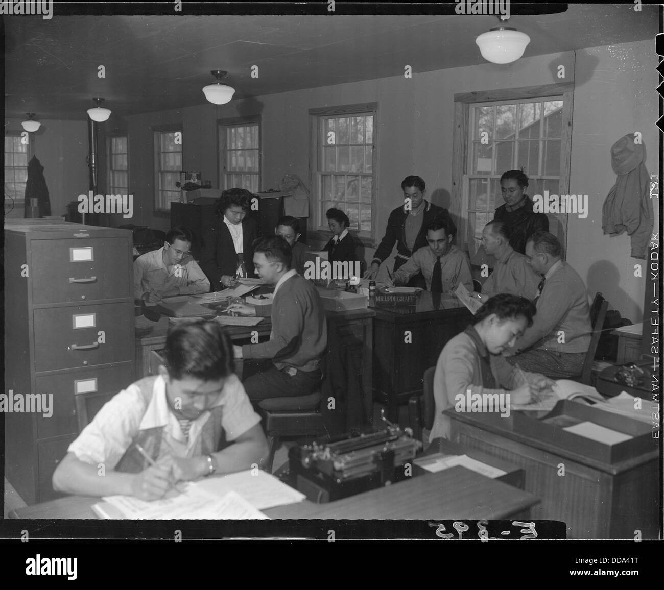 Ein Teil des Büropersonals im Rohwer Relocation Center in McGehee, Arkansas, wird während der Zeit der Internierung japanischer Amerikaner im Zweiten Weltkrieg gezeigt Stockfoto