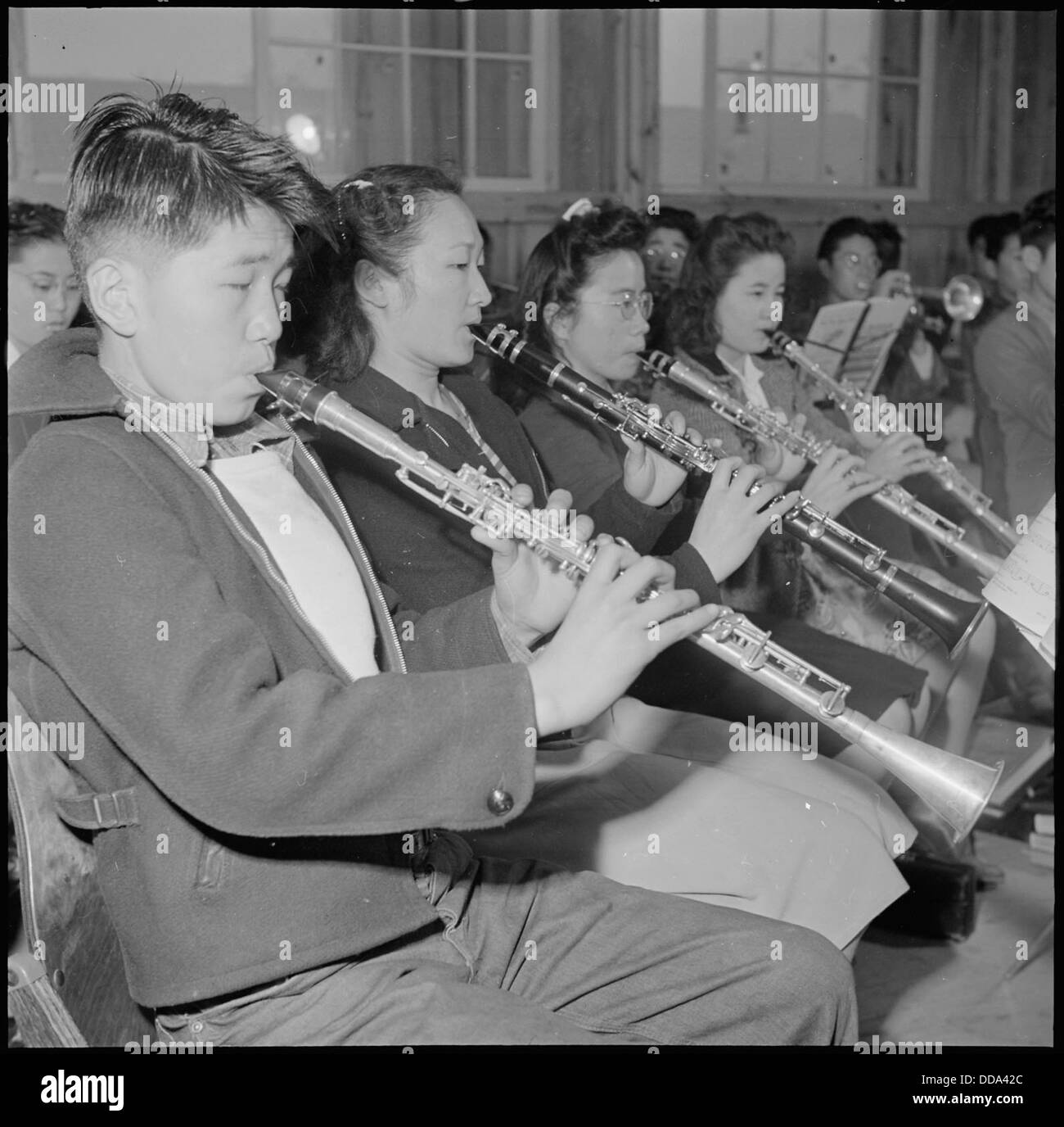 Das Rohwer Relocation Center in McGehee, Arkansas, war ein Internierungslager während des Zweiten Weltkriegs. Das Bild zeigt einen Teil der High School Band, in der Mitglieder Schilfinstrumente spielen. Stockfoto