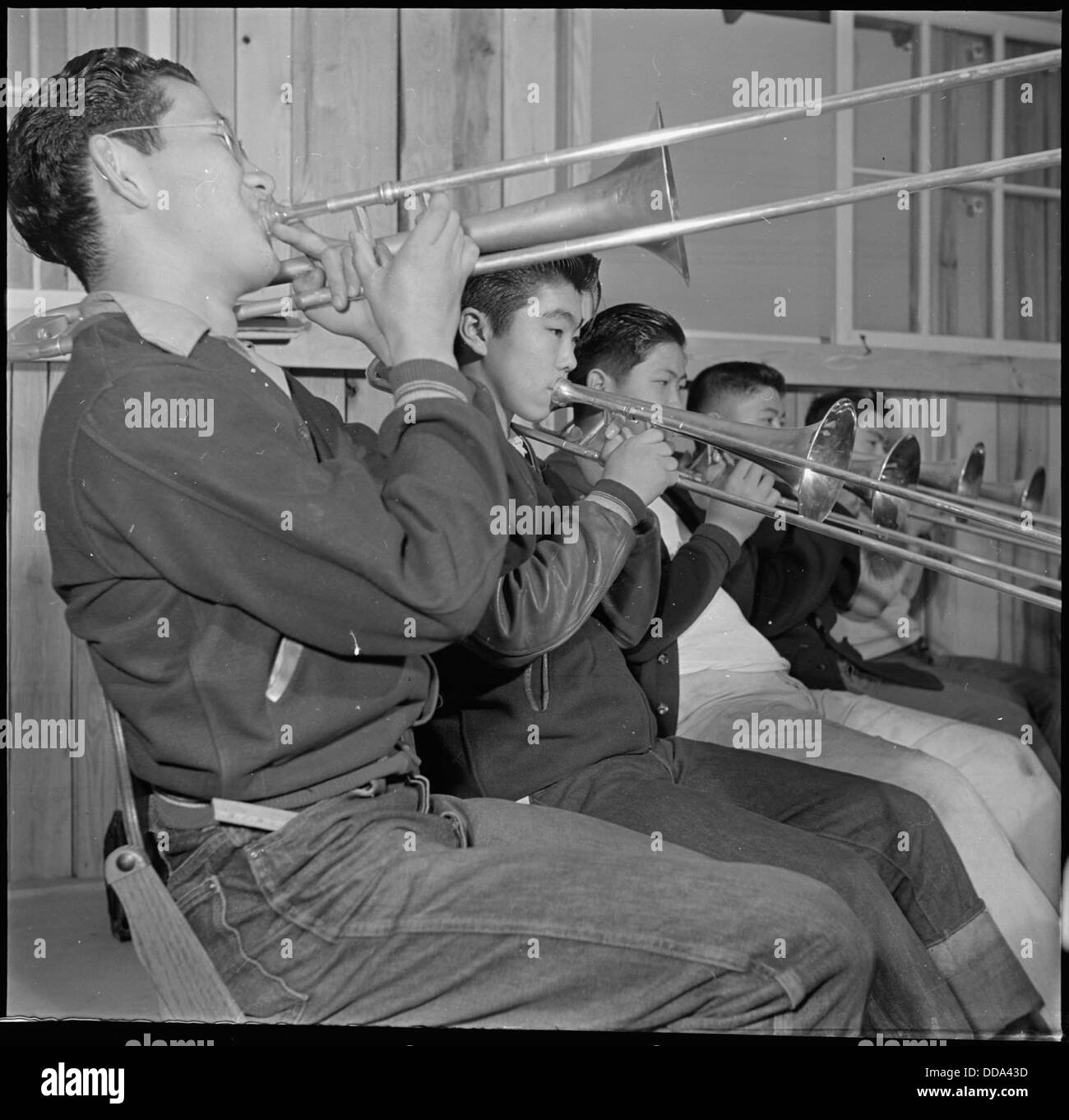Eine Posaunenabteilung der High School Band praktiziert während des Betriebs im Rohwer Relocation Center in McGehee, Arkansas. Stockfoto