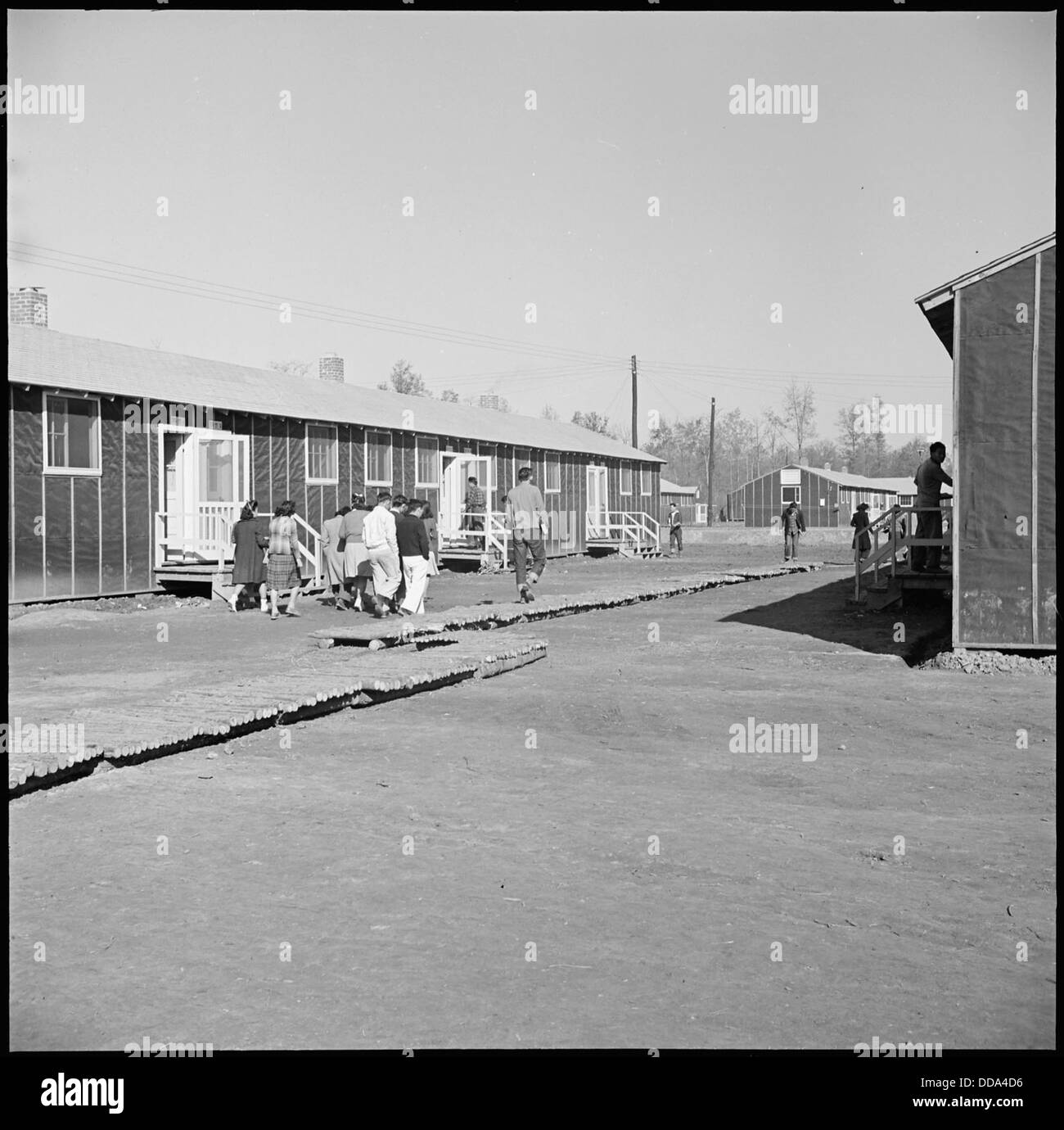 Ein Foto aus dem Rohwer Relocation Center in McGehee, Arkansas, zeigt Schülerinnen und Schüler, die zwischen den Klassen wechseln. Dies erfasst die Lernerfahrung während der Internierungszeit. Stockfoto