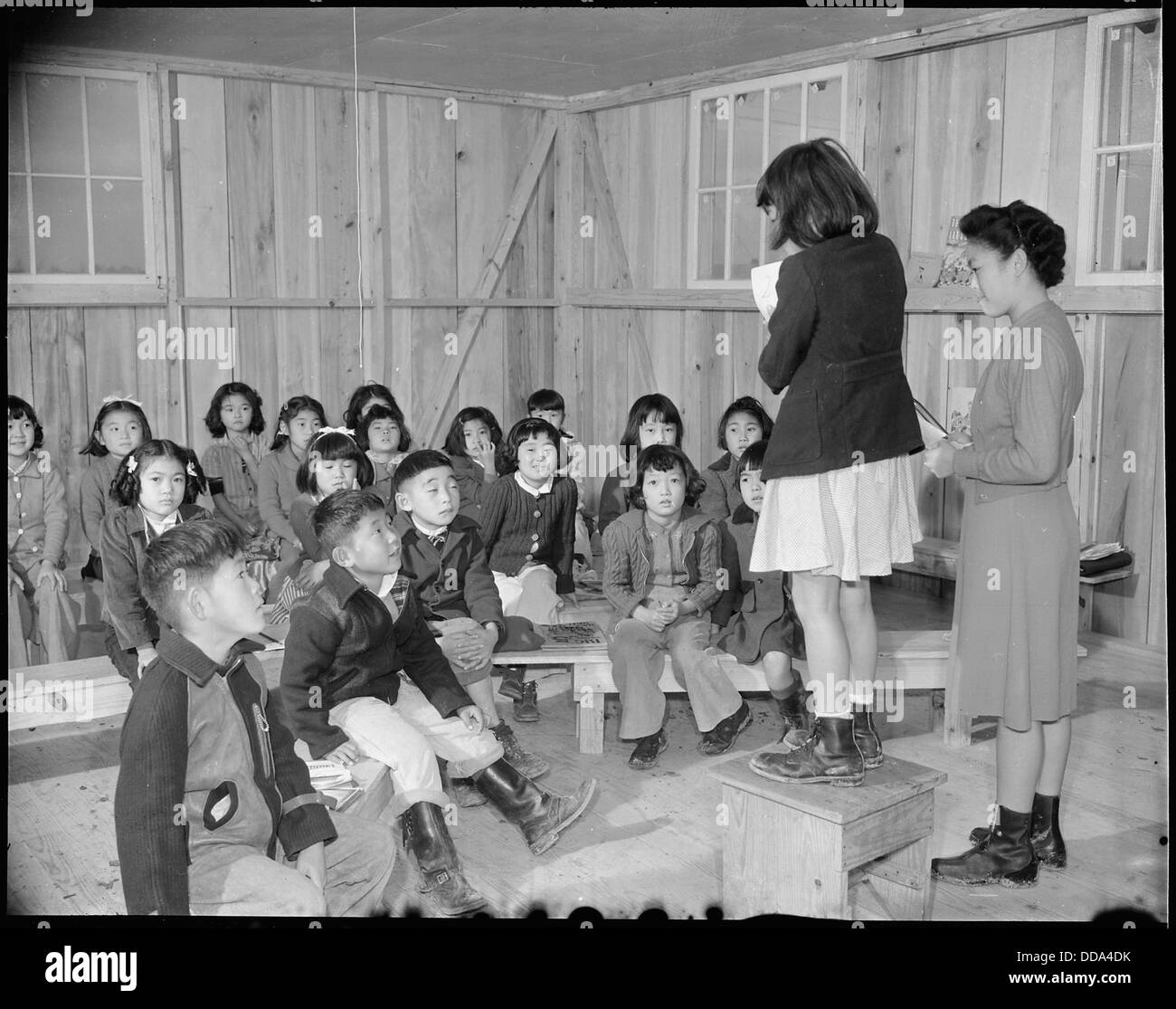 Lily Namimoto, eine Lehrerin am Rohwer Relocation Center in McGehee, Arkansas, unterrichtet Schüler in der zweiten Klasse. Das Zentrum war eines der vielen Internierungslager für japanische Amerikaner während des Zweiten Weltkriegs Stockfoto