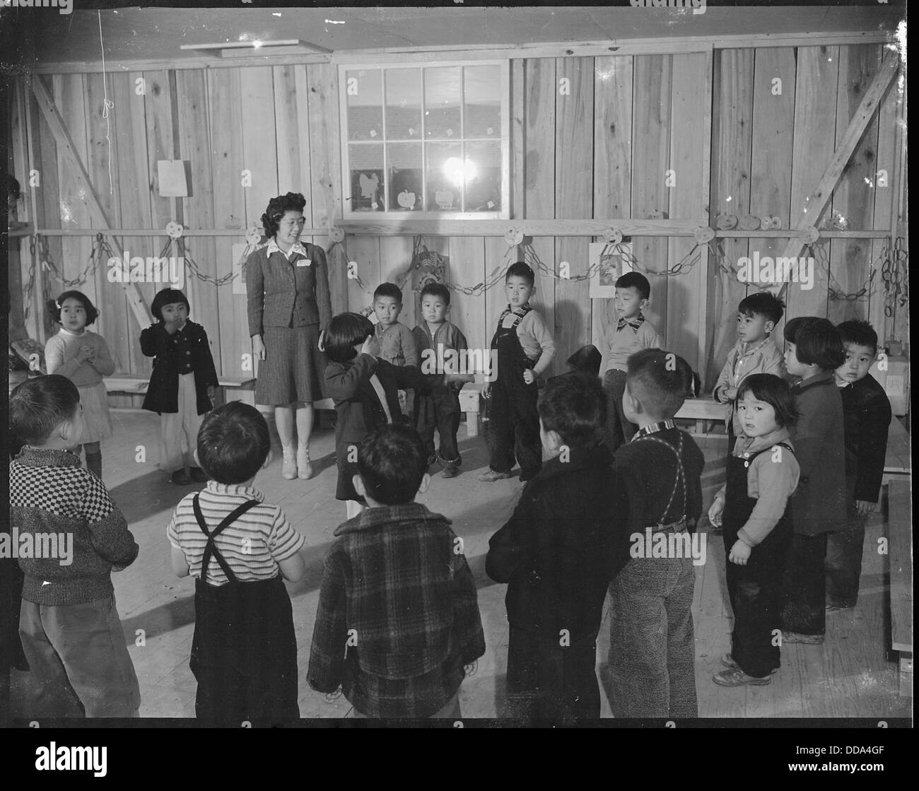 Ein historisches Foto des Rohwer Relocation Center in McGehee, Arkansas, mit Mrs. Jeanette Iwatski und Miss Michike Kabashima, einer Lehrerin, während des Zweiten Weltkriegs Stockfoto