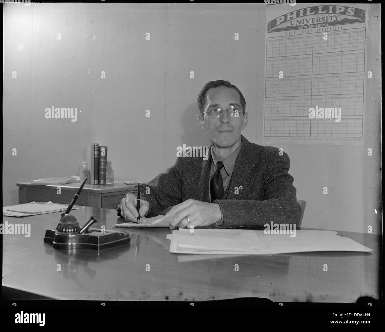 Das Rohwer Relocation Center in McGehee, Arkansas, ist mit Herrn H. Zeigler, dem Direktor der Grundschule, dargestellt. Das Zentrum war eines der Internierungslager für japanische Amerikaner während des Zweiten Weltkriegs Stockfoto